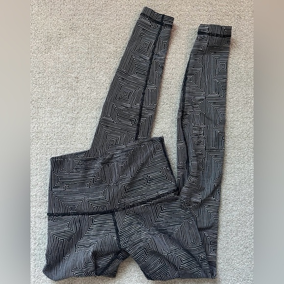 Lululemon Geometric Patterned Leggings Black and White Size 4 - Picture 7 of 10